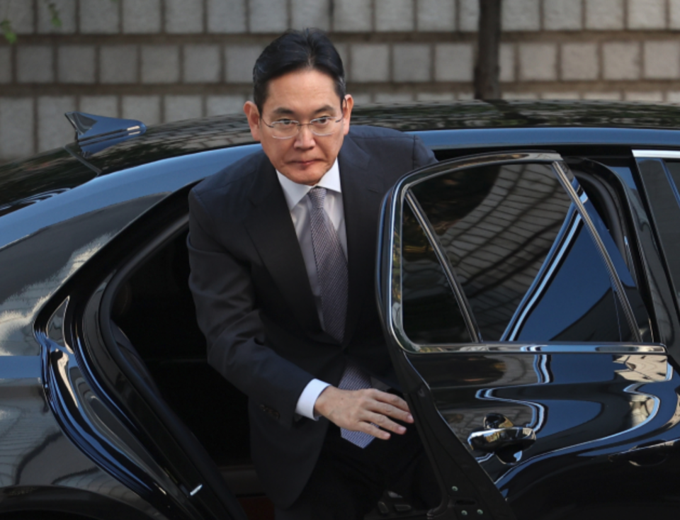 이재용 삼성전자 회장이 지난해 11월 17일 오전 서울 서초구 서울중앙지방법원에서 열린 '회계부정·부당합병' 관련 1심 결심 공판에 출석하기 위해 차에서 내리고 있다. /연합뉴스