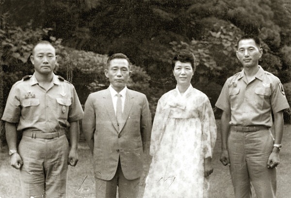 수도경비사령부 30대대장 이·취임식 후 청와대에서 박정희 대통령 내외와 기념촬영 중인 전두환(맨 왼쪽).  맨 오른쪽이 손영길로 전두환은 그의 후임으로 30대대장을 맡았다. 1967년 8월 17일 촬영된 것으로 전한다. /연합뉴스