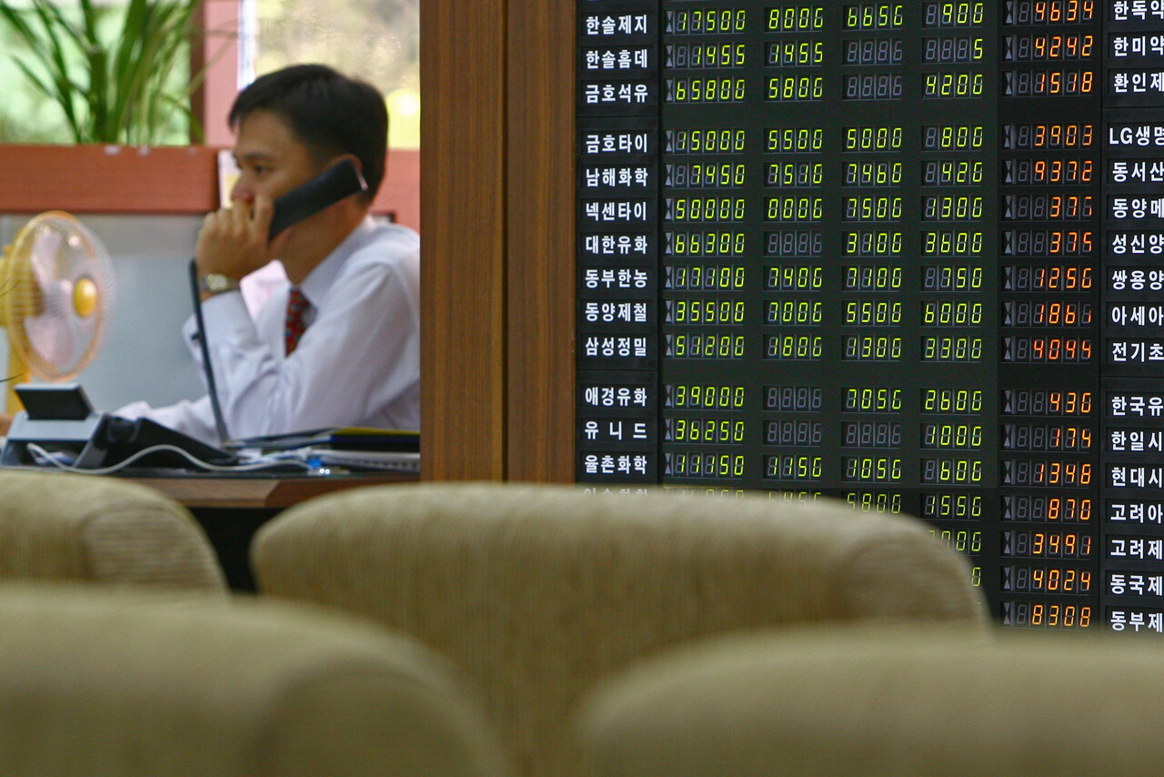 2007년에 시작한 미국 서브프라임 모기지 사태는 전 세계 주가를 요동치게 했다. 사진은 2007년 8월 10일 오후 서울 여의도의 한 증권사 객장에서 한 직원이 고객으로부터 걸려 온 전화를 받고 있다. /연합뉴스