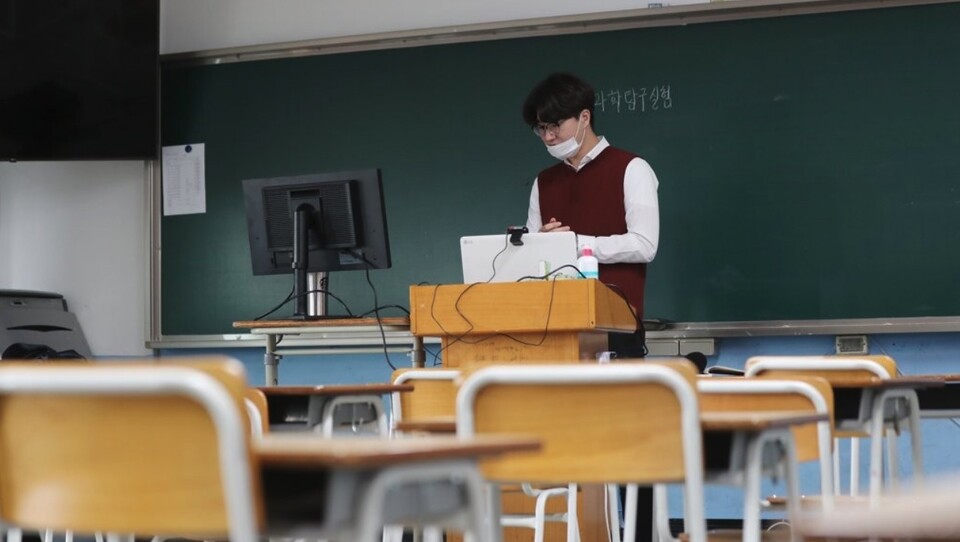 코로나19 확산이 한창이던 지난 2020년 4월 1일 오전 광주 북구 서강고등학교에서 초중고 온라인 개학에 대비해 교사가 온라인 시범 수업을 하고 있다. /연합뉴스