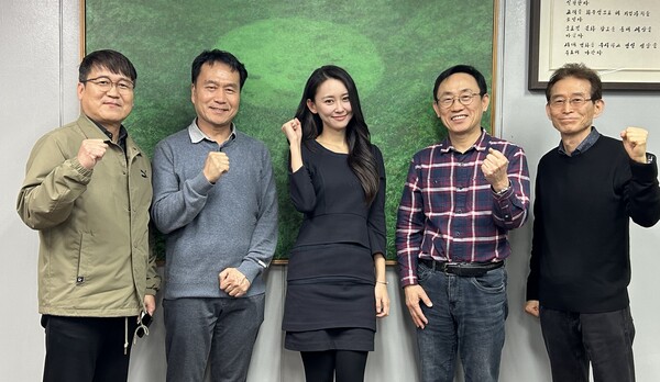 5일 본사 대회의실에서 열린 여성경제신문 2기 옴부즈맨 발대식에서 참석자들이 활발한 활동을 다짐했다. 왼쪽부터 정경민 여성경제신문 대표, 이한세 박사, 허영주 크리에이터, 최익준 회장, 백영건 편집위원 /최영은 기자