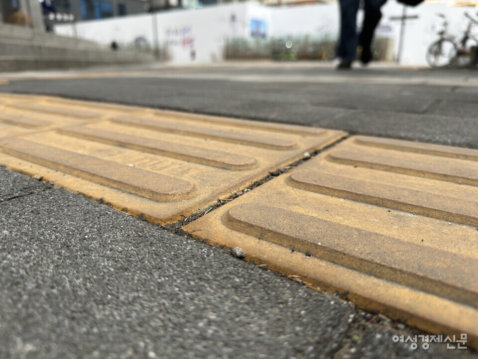 7일 경기도 하남시 미사역 인근에 위치한 시각장애인용 점자블록 /김현우 기자