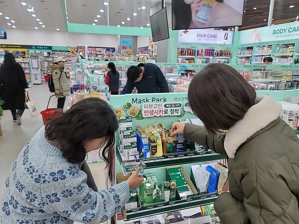 최근 돌풍이라는 저가화장품 매장에는 품절 품목이 수두룩하다. /사진=홍미옥