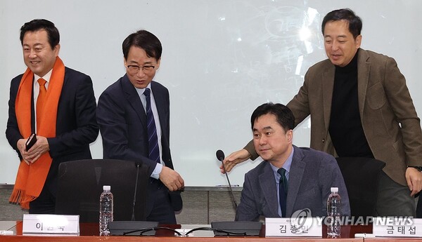 개혁신당 김용남 정책위의장(왼쪽부터), 원칙과상식 이원욱 의원, 새로운미래 김종민, 금태섭 공동대표가 8일 국회에서 제3지대 통합공관위 추진회의를 하고 있다. /연합뉴스