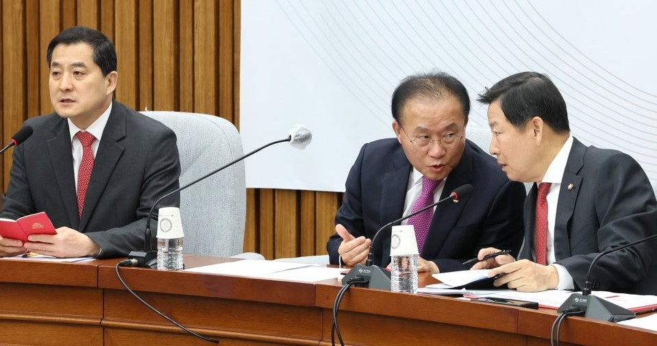 윤재옥 국민의힘 원내대표가 이철규 의원과 대화하고 있다. 왼쪽은 박대출 의원. /연합뉴스