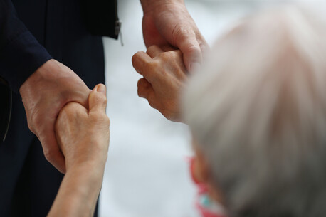 대구 동구의 한 요양원에서 면회 간 가족과 70대 노모가 반가운 마음에 두손을 꼭 잡고 있다. /연합뉴스