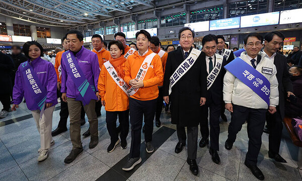 새로운미래 이낙연, 김종민 공동대표, 이준석 개혁신당 대표, 원칙과상식 이원욱 의원, 금태섭 새로운선택 공동대표, 및 관계자들이 설 연휴 첫날인 9일 서울 용산역에서 합동인사를 하고있다. /연합뉴스