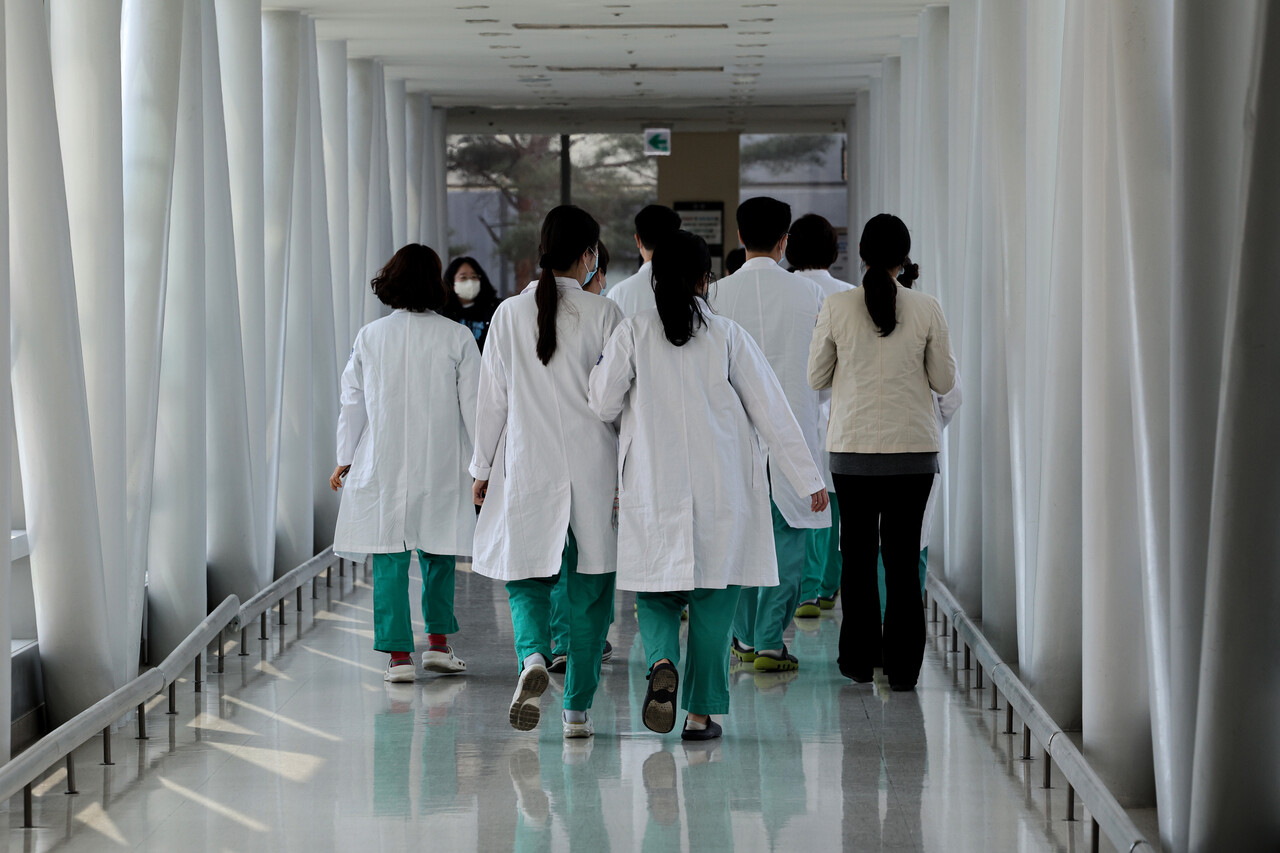 서울의 한 대학병원에서 이동하는 의료진 /연합뉴스