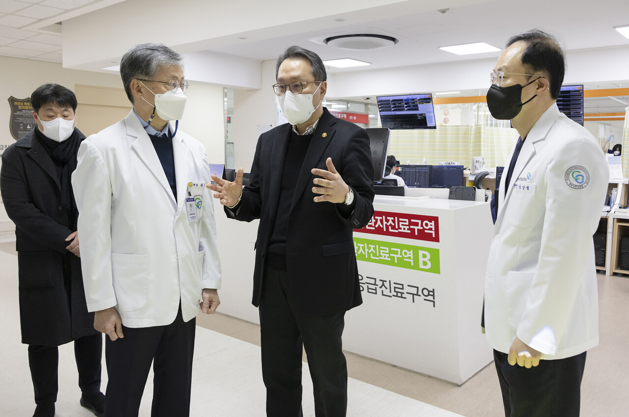 박민수 보건복지부 제2차관이 11일 충청북도 청주 충북대학교병원 응급실을 방문해 설 연휴 응급진료체계를 점검하고 있다. /보건복지부