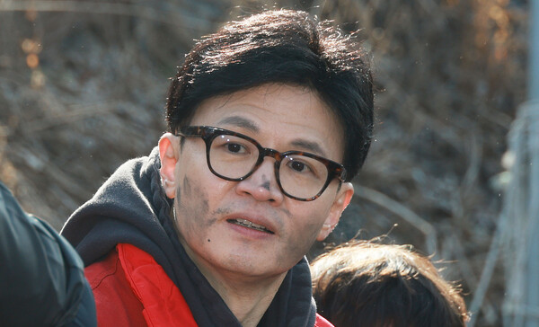 한동훈 국민의힘 비상대책위원장이 8일 오전 서울 노원구 백사마을에서 열린 '따뜻한 대한민국만들기 국민동행' 사랑의 연탄 나눔 행사에서 봉사활동을 하고 있다. 한 위원장의 얼굴에 묻은 연탄 검댕을 놓고 설 연휴 동안 여야 간 공방이 이어지기도 했다. /공동취재=연합뉴스