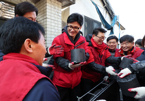 8일 오전 서울 노원구 백사마을에서 열린 '따뜻한 대한민국만들기 국민동행' 사랑의 연탄 나눔 행사에서 봉사활동을 하고 있는 한동훈 국민의힘 비상대책위원장 /공동취재=연합뉴스