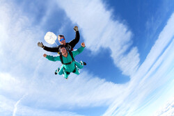 필수 교육을 받고 가이드를 따라 하는 스카이다이빙 /게티이미지뱅크