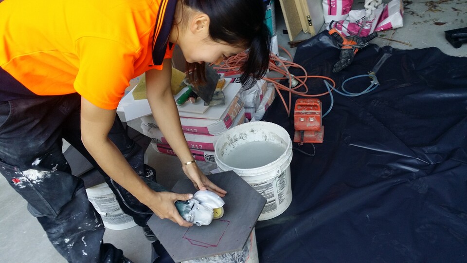 이서희 씨가 타일 작업을 하고 있다. /이민경 PD