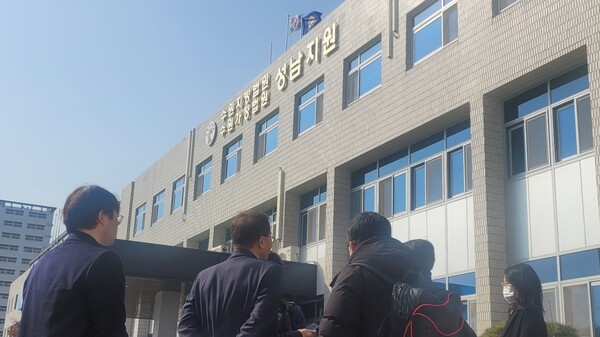 수원지법 성남지원 제5민사부는 13일 한국인터넷신문협회 회원사 등 50개 인터넷 신문사가 제기한 ‘카카오 뉴스 검색서비스 차별 중지' 가처분 2차 심문을 진행했다. /한국인터넷신문협회