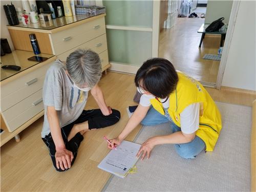 서울시 우리동네돌봄단 활동 모습 /연합뉴스