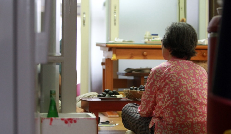 지난해 9월 광주 한 영구임대아파트에 홀로 사는 노인이 지역 복지공무원과 상담하고 있다. /연합뉴스