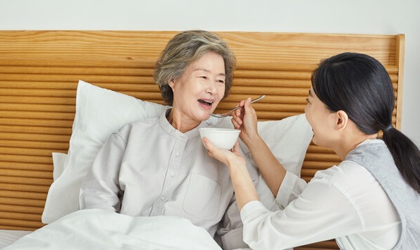 우리는 모두 서로에 대한 돌봄이 필요하다. 오늘 하루, 건강한 노년을 맞기 위해 첫 번째 할 일은 나와 내 곁을 돌보는 일부터가 아닐까. /게티이미지뱅크