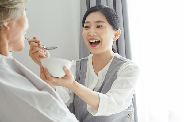 돌봄을 고귀한 것으로 숭배하지만 동시에 저임금, 비전문, 불안전 노동의 낙인 속에 존재하게 하는 것이 작금의 현실이다. /게티이미지뱅크