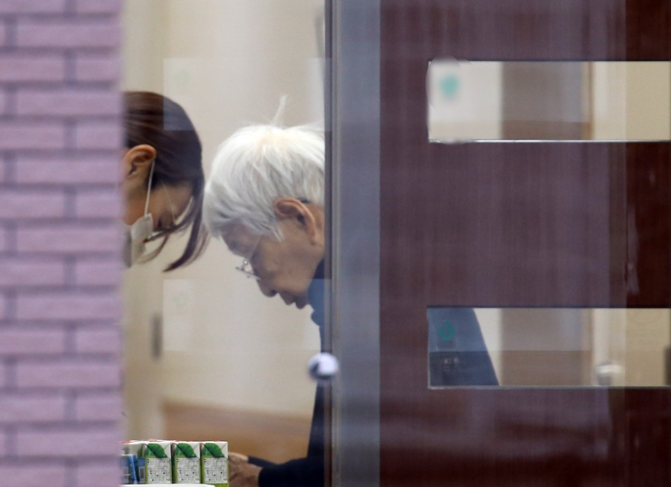 일본의 한 노인요양시설에서 개호복지사가 입소자를 돌보고 있다. /연합뉴스