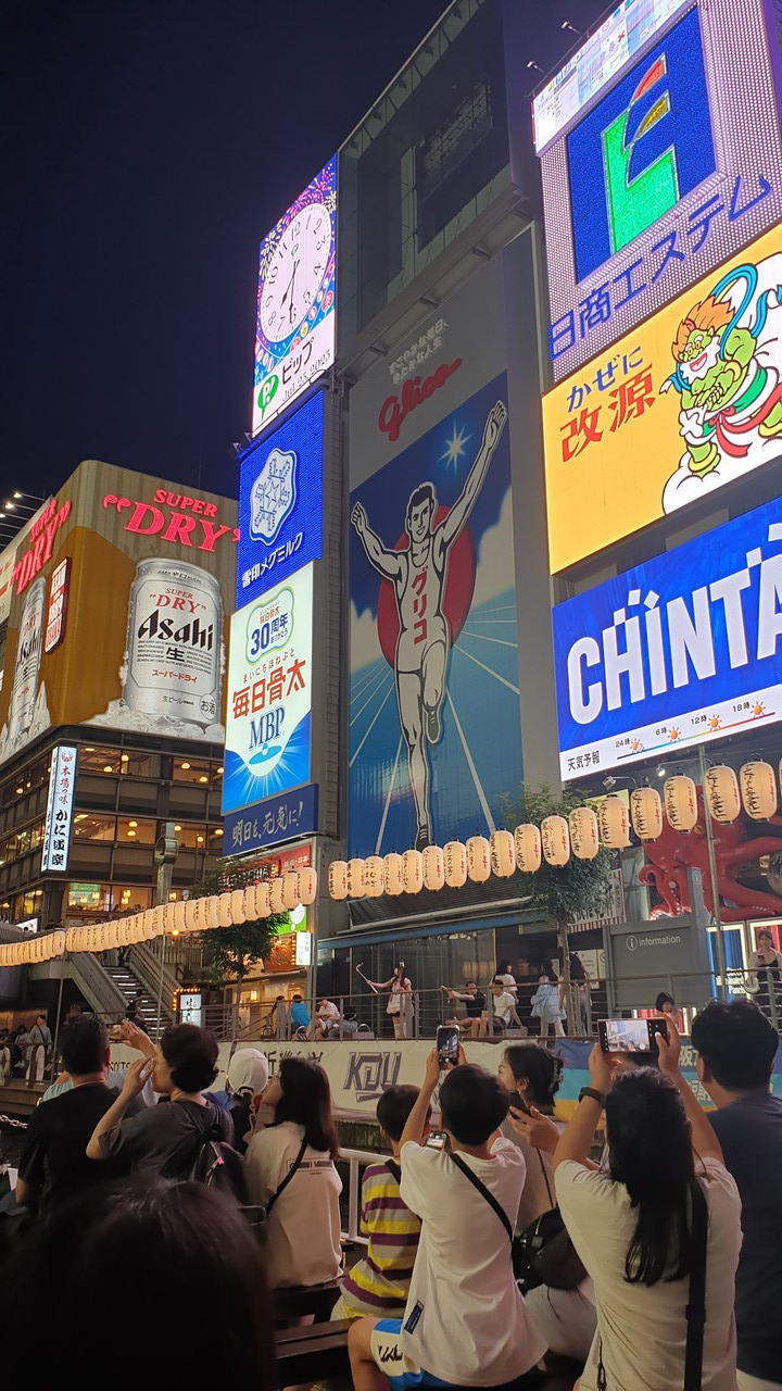 사회적 거리 두기가 해제되고 100엔당 환율이 900원대 초중반에서 800원대 후반까지 초엔저를 지속하면서 일본 여행 가는 한국인은 증가세를 유지하고 있다. 사진은 일본 오사카부 도톤보리에서 한국인 관광객이 글리코상을 촬영하는 모습. /최주연 기자