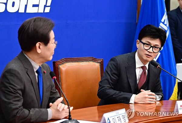 더불어민주당 이재명 대표와 국민의힘 한동훈 비상대책위원장이 2023년 12월 국회 민주당 대표실에서 만나고 있다. /연합뉴스