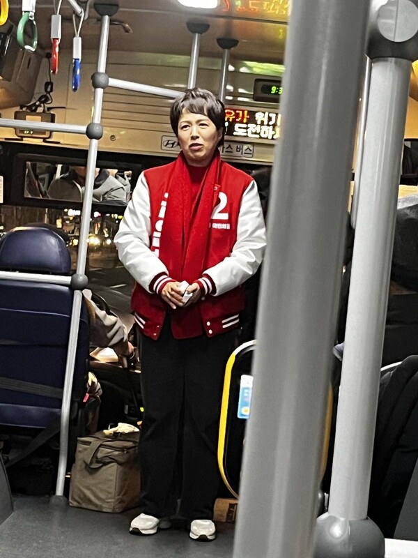 김은혜 국민의힘 경기 분당을 예비후보가 버스에 탑승해 승객에 말하는 모습. /온라인 커뮤니티