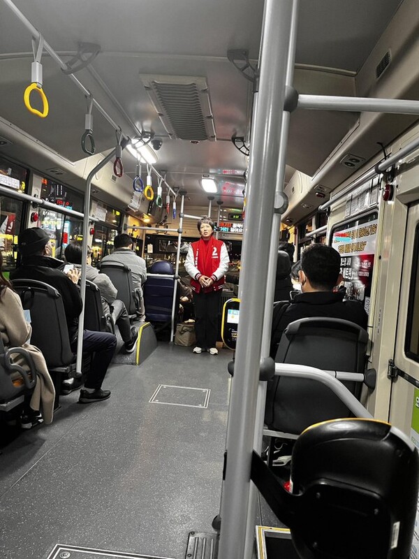 김은혜 국민의힘 경기 분당을 예비후보가 버스에 탑승해 승객에게 뭔가 말하고 있다. /온라인 커뮤니티