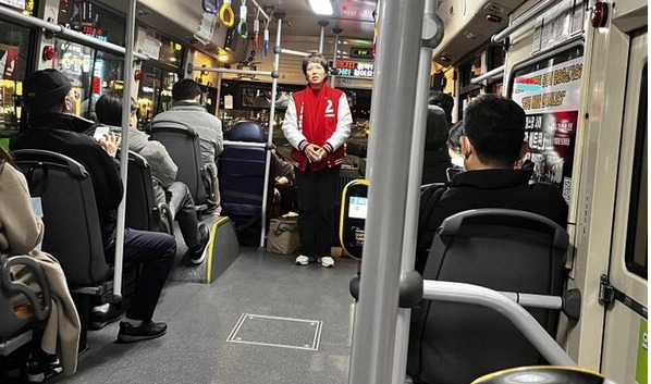 김은혜 국민의힘 경기 분당을 예비후보가 버스에 탑승해 승객에게 말하고 있다. /온라인 커뮤니티