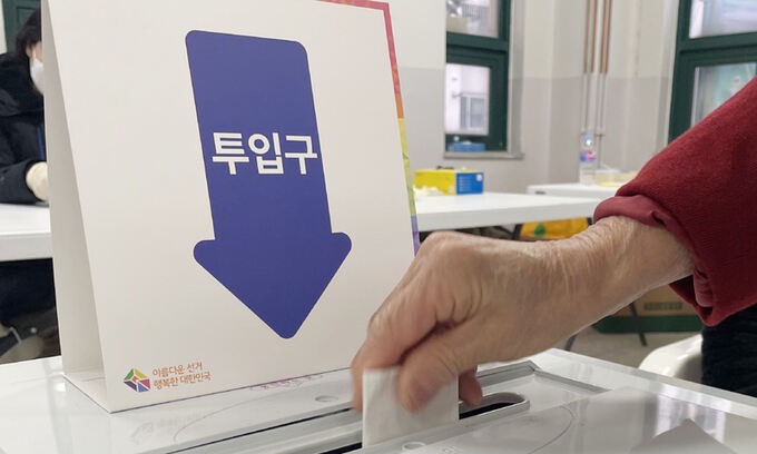 제20대 대통령 선거 투표일인 2022년 3월 9일 전북 전주시 완산구 삼천3동 제6투표소에서 한 유권자가 투표함에 투표용지를 넣고 있다. /연합뉴스