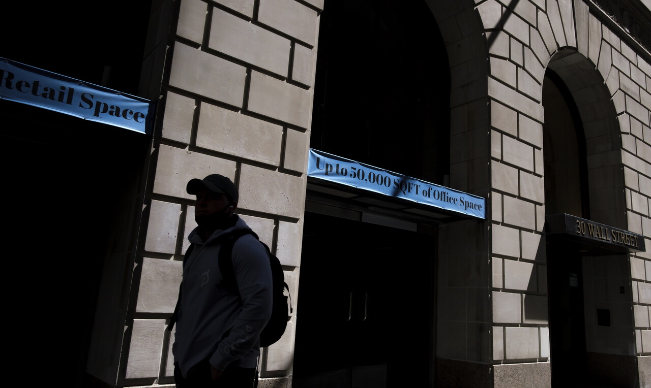 고금리 장기화와 코로나19 사태 이후 재택근무 급증으로 인한 상업용 부동산의 가격 급락에 미국 중소은행뿐 아니라 국내 5대 금융도 휘청이고 있다. 임대 안내문을 내건 미국 뉴욕시의 한 빌딩 /EPA=연합뉴스