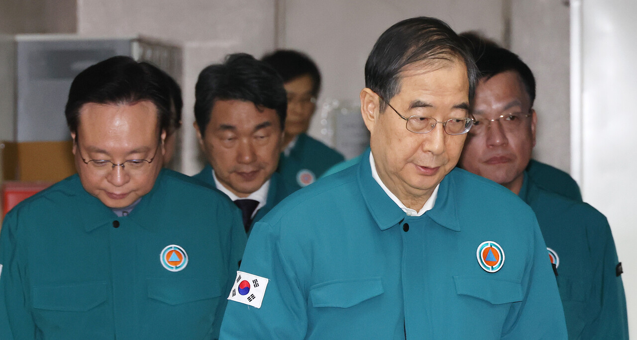 정부는 법과 원칙에 따라 엄정 대응하겠다며 면허취소까지 시사하고 있지만 갈수록 늘어나는 사직에 먼저 대화하자며 강 대 강 대치를 한풀 꺾은 모양새다. 사진은 맨 앞쪽 한덕수 국무총리와 왼쪽 조규홍 보건복지부 장관 /연합뉴스