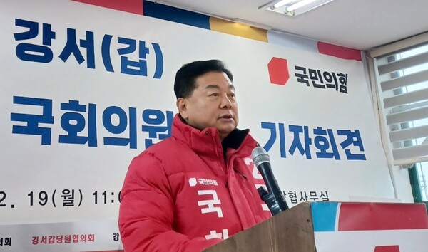 구상찬 전 의원이 19일 화곡동 인근 캠프 사무실에서 국회의원 출마의 변을 밝히고 있다. /구상찬 캠프