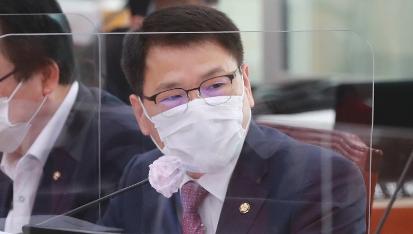 국민의힘 이종성 의원이 지난 2020년 10월 14일 국회에서 열린 보건복지위원회의 국민연금공단 국정감사에서 질의하고 있다. /연합뉴스