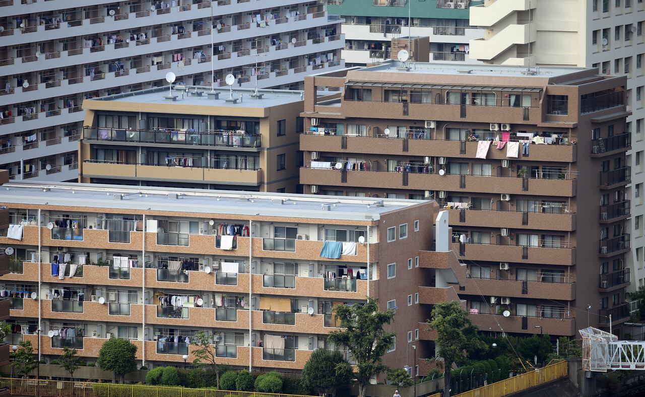 1990년 일본 부동산 버블이 피크일 때와 2022년 거품이 잔뜩 붙었던 한국 부동산 시장이 닮아있다. 사진은 2016년 5월 일본 도쿄의 아파트 /연합뉴스