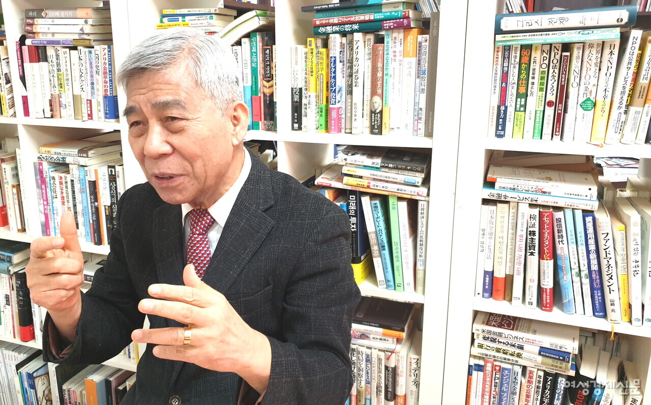 강창희 행복100세 자산관리 연구회 대표(사진)는 한국이 일본의 부동산 버블 붕괴 프로세스를 따를 것이라고 본다. 저금리 시대 전 국민의 ‘집 줍줍’으로 인한 역대급 가격 거품이 저출생·고령화라는 구매자 부족 현상과 만나면서다. /최주연 기자