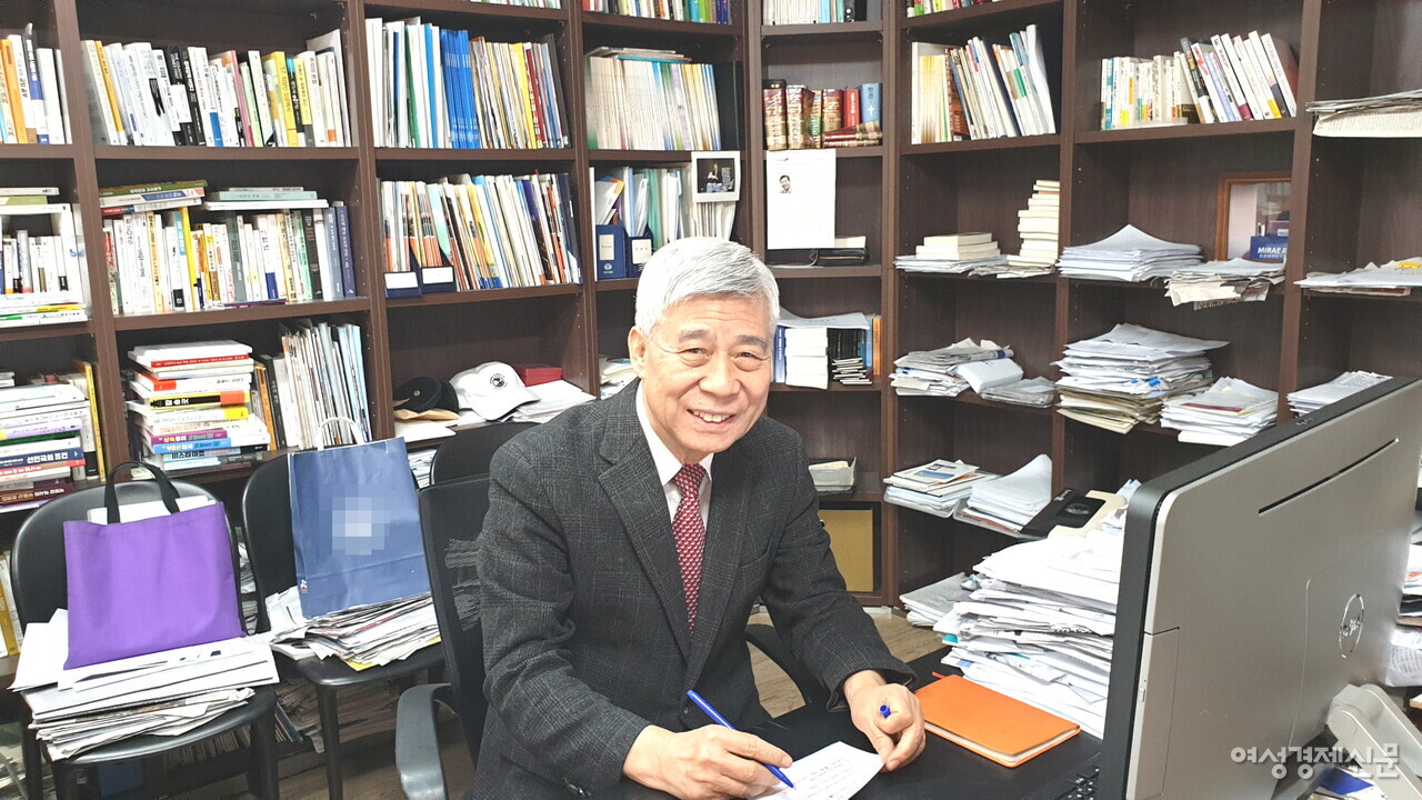 강창희 대표(사진)는 평생 자산운용업을 하며 고객의 재무 설계를 도맡았지만 재테크라는 말은 쓰지 말자는 주의다. 기술적으로 자산을 불리는 행위 자체만을 가리키는 재테크에는 내 인생 설계에 맞는 자산 설계의 의미가 빠져있기 때문이다. /최주연 기자