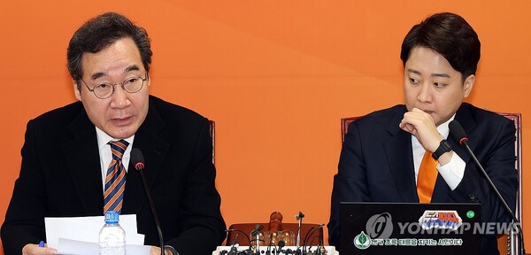 개혁신당 이낙연 공동대표가 19일 국회에서 최고위원회의를 하고 있다. 오른쪽은 이준석 공동대표 /연합뉴스