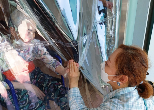 면회를 가면 '집에 가고 싶다'는 말을 차마 못 하고 우리를 배웅하던 엄마의 젖은 눈시울을 지금도 잊을 수가 없다. /김덕미