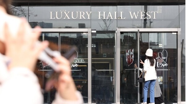 중고 거래 사이트에서 백화점 우수고객(VIP) 등급이 되기 위한 구매 실적 뒷거래가 횡행해 온전히 제값 주고 VIP가 된 고객과 형평성에 어긋난다는 문제가 제기된다. 사진은 서울 강남구 갤러리아 백화점 /연합뉴스