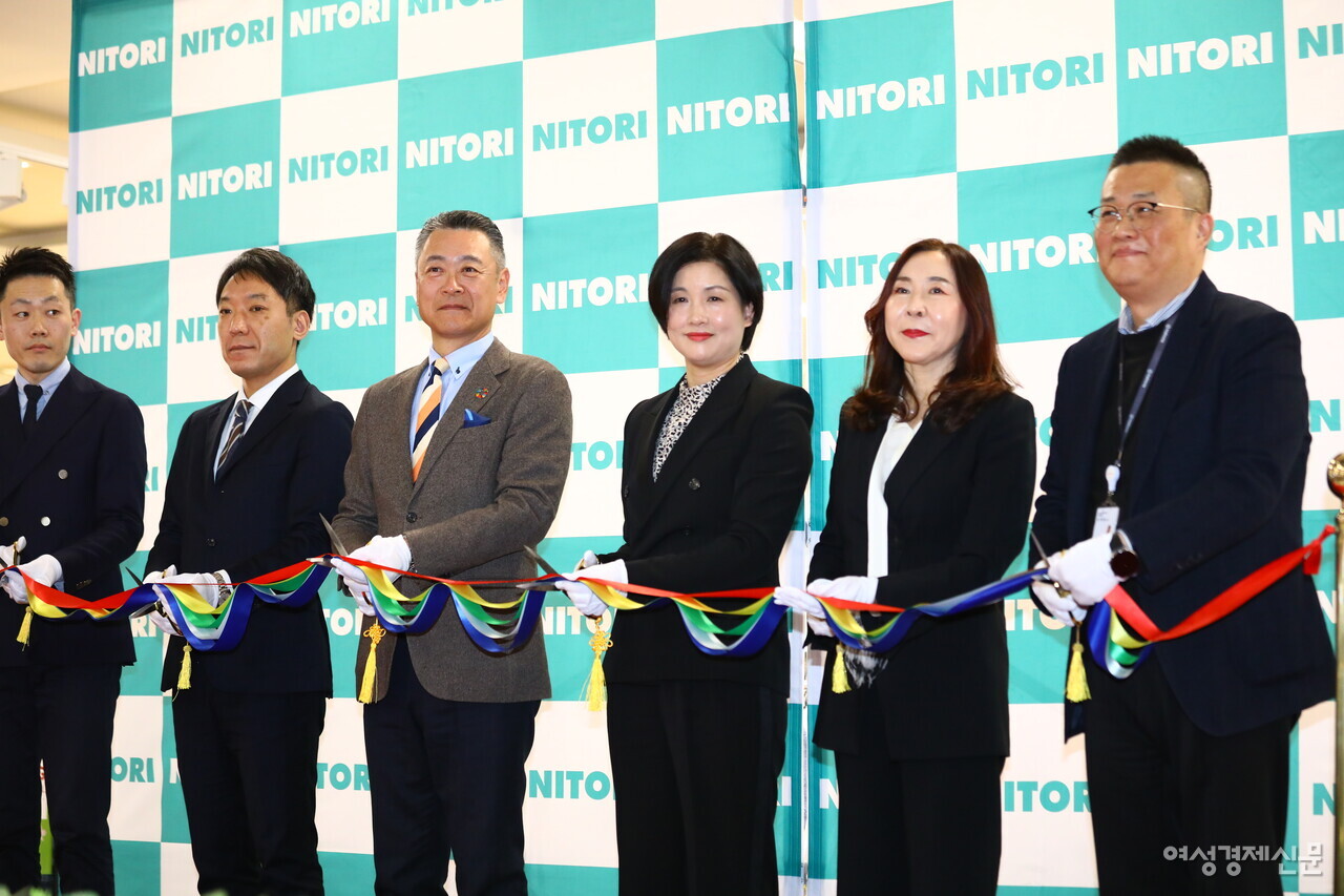 22일 오전 니토리 국내 2호점 개점을 기념해 홈플러스 영등포점 2층에서 열린 오프닝 세레모니 행사에서 니토리홀딩스 타케다 마사노리 부회장(니토리코리아 회장)을 비롯해 조주연 홈플러스 사장, 오누키 케이고 니토리코리아 대표이사, 신지원 니토리코리아 점포운영부 본부장 등이 참석해 테이프 컷팅식을 진행하고 있다. /류빈 기자