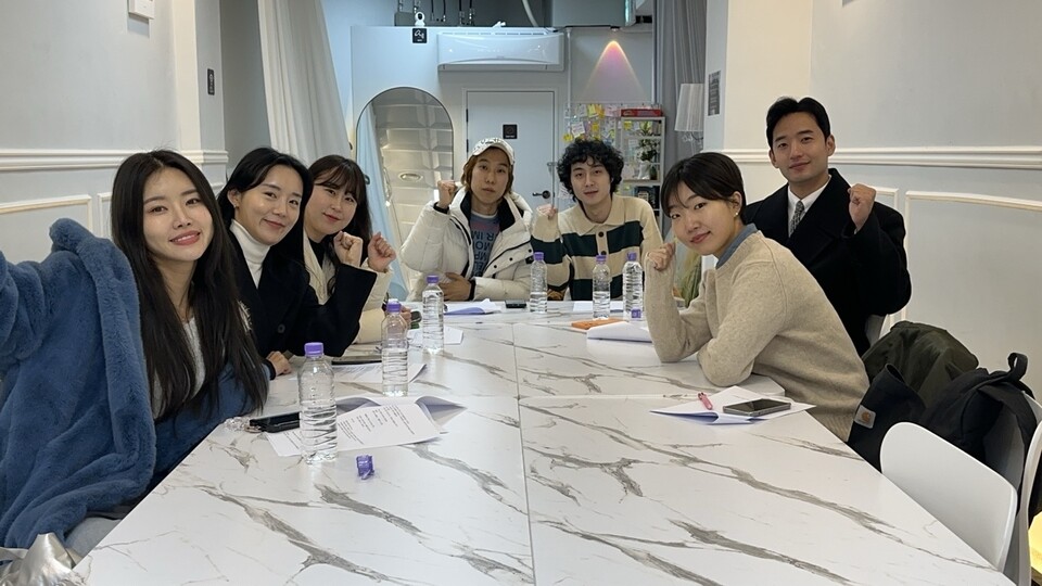 단편영화 <그녀들이 빠졌다> 제작진 및 출연진이 회의하고 있다. /신표팩토리