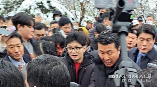 한동훈 국민의힘 비상대책위원장이 22일 구로구 오류역 문화공원에서 시민들에 둘러싸여 있다. /이상무 기자
