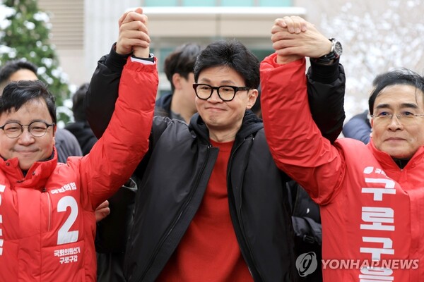 국민의힘 한동훈 비상대책위원장(가운데)이 22일 오후 서울 구로구 오류역 문화공원에 방문해 구로갑 호준석 후보(왼쪽), 구로을 태영호 후보와 손을 잡고 있다. /연합뉴스