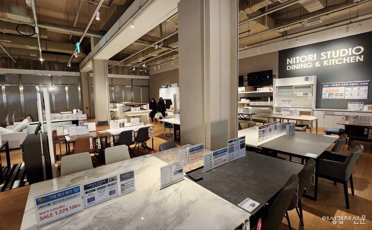 니토리코리아가 22일 홈플러스 영등포점에서 오픈한 국내 니토리 2호점(홈플러스 1호점) 매장 내 니토리 다이닝&키친 코너. /류빈 기자
