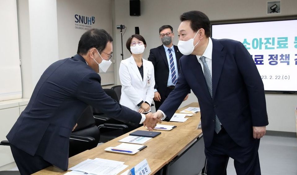윤석열 대통령이 지난해 3월 22일 서울 종로구 서울대학교 어린이병원에서 열린 소아 진료 등 필수 의료 정책 간담회에 입장하며 참석자들과 인사를 나누고 있다. /연합뉴스