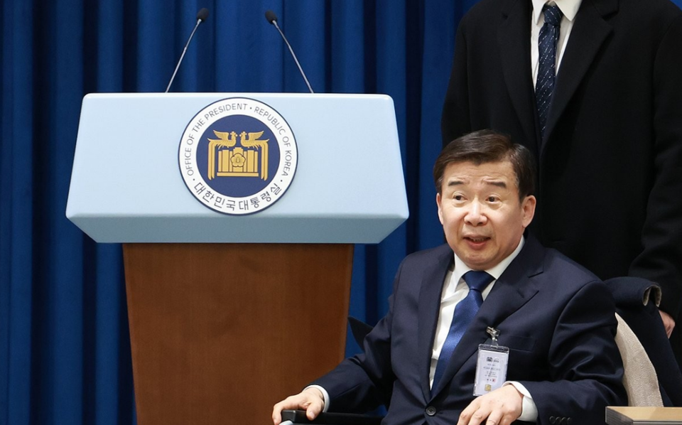 신임 권익위원장으로 내정된 유철환 전 서울중앙지방법원 부장판사가 지난 1월 서울 용산 대통령실 청사 브리핑룸에서 내정 소감 발표를 마친 뒤 떠나고 있다. /연합뉴스