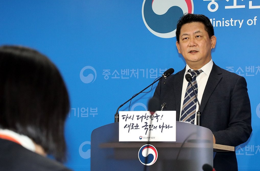 최원영 중소벤처기업부 글로벌성장정책관이 소상공인의 대출금 상환 부담을 줄여주는 대환대출을 26일부터 신청받는다고 밝혔다. /연합뉴스