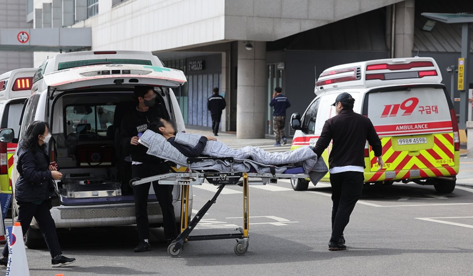 의료대란이 계속되고 있는 가운데 지난 24일 서울 시내의 한 대학병원 응급진료센터로 환자가 이송되고 있다. /연합뉴스