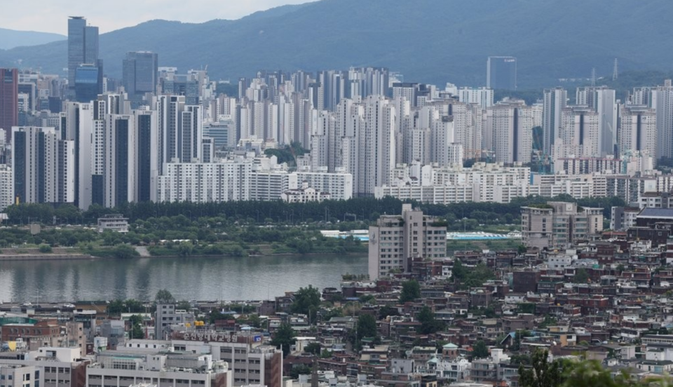 박 대표는 현재 한 압구정 아파트 시세가 40억이라고 가정하고, 이를 자녀에게 상속했을 때와 증여했을 때의 차이점을 설명했다. 사진은 남산에서 바라본 서울 시내 아파트 모습 /연합뉴스
