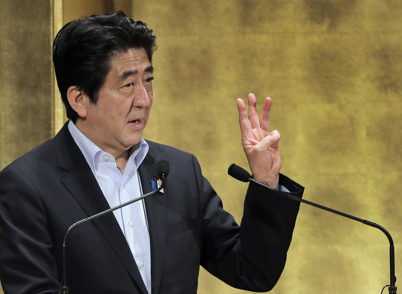 일본의 대규모 통화완화 정책이 물가 상승과 내수 진작 등 성과로 그 끝이 보이고 있다. 기준금리 조정 외 금융당국이 채권 매입으로 시중에 엔화를 마구 푸는 현재 일본의 비전통적 통화정책은 아베노믹스에서 시작했다. /AP=연합뉴스